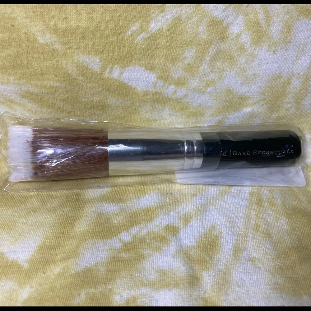 BareMinerals Feather Light Brush